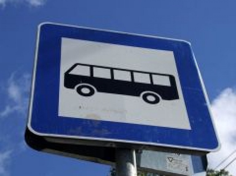 Brīvdienās tēvi kopā ar bērniem minibusos varēs braukt bez maksas