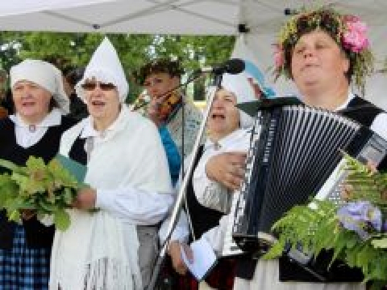 Liepājā pie Gulbju dīķa uzstāsies folkloras kopas