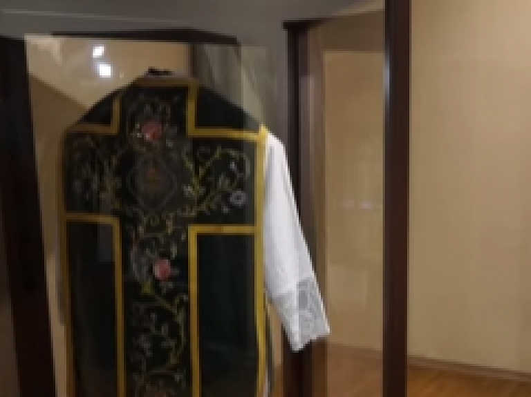 Alsungā apskatāmi katoļu liturģiskie tērpi