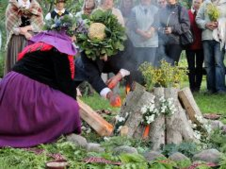 Šovakar visā Latvijā svin Līgo vakaru