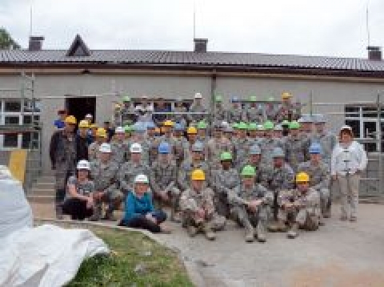 Naujenes bērnu namā turpinās ASV un Latvijas militāro inženieru projekts