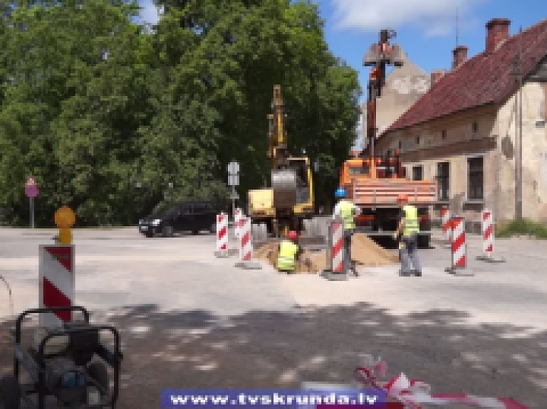 Skrundas TV: Atjauno Kuldīgas kultūras centra skvēru