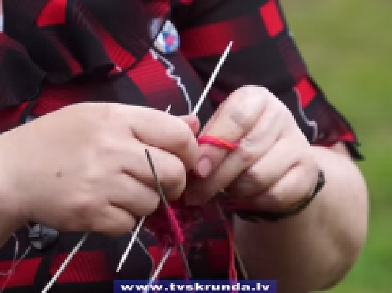 Skrundas TV: Publiskā adīšanas diena Kuldīgā