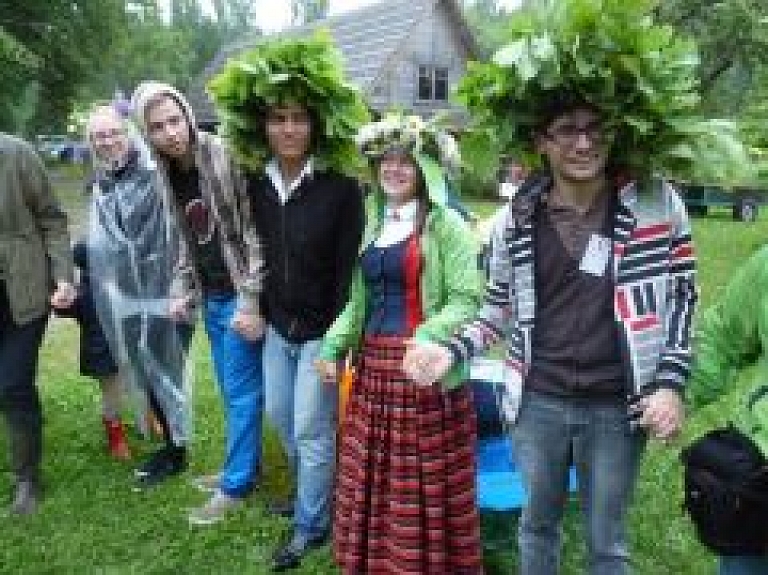 Baltijas Starptautiskās vasaras skolas studenti svin Līgo svētkus