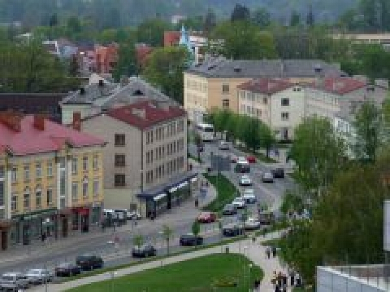 Valmierā mājokļu vidējais vecums zemāks nekā valstī