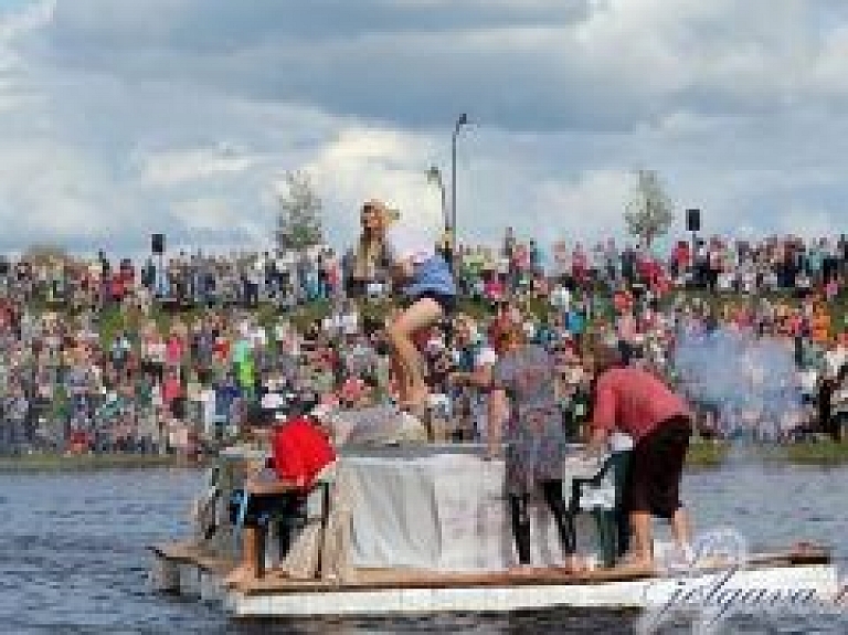Sākta pieteikšanās Jelgavā gaidāmajai Piena paku laivu regatei
