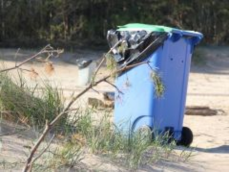 Carnikavas novadā brīvdienās atpūtnieki atstāj atkritumu kalnus