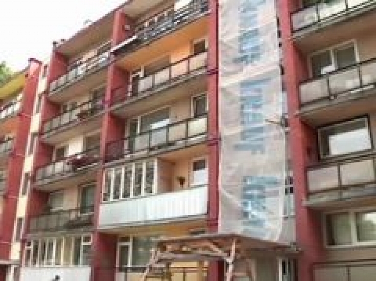Iedzīvotāji neapmierināti ar renovācijas darbiem Cēsu ielā 24