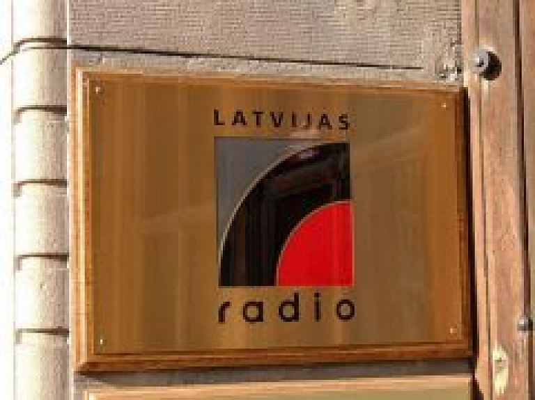 "SuperFM" vadītājs sūdzas par vēl vienu dziesmu, kas atskaņota "Latvijas Radio 5 - Pieci.lv" raidījumā