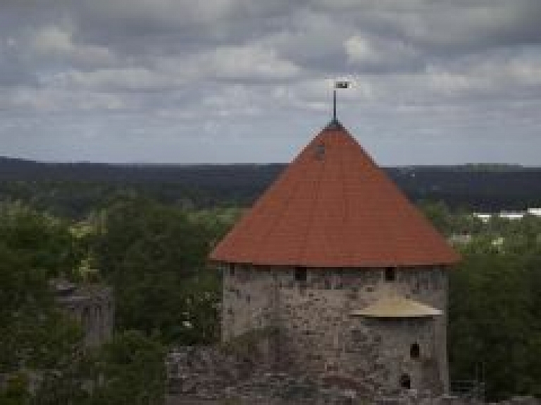 Cēsu viduslaiku pils Rietumu tornis gaida apmeklētājus