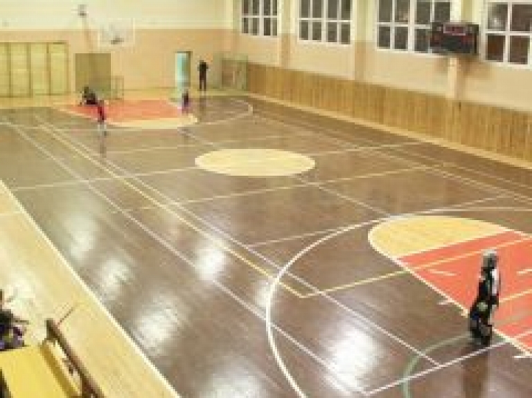Kocēnu dome izsludina iepirkumu procedūru basketbola grozu konstrukciju iegādei