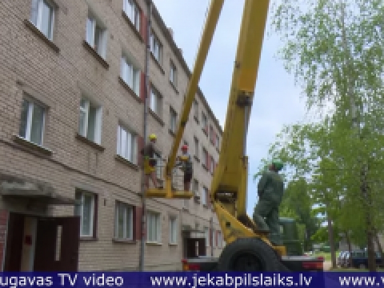Vidusdaugavas TV: Daudzdzīvokļu mājai Ķieģeļu ielā klāj jaunu jumta segumu