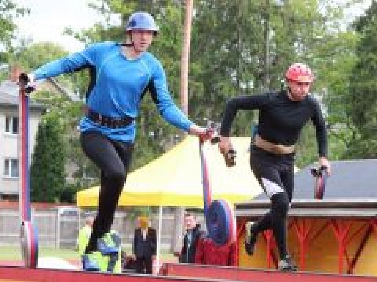Ugunsdzēsēji sacenšas Latvijas čempionātā ugunsdzēsības sportā