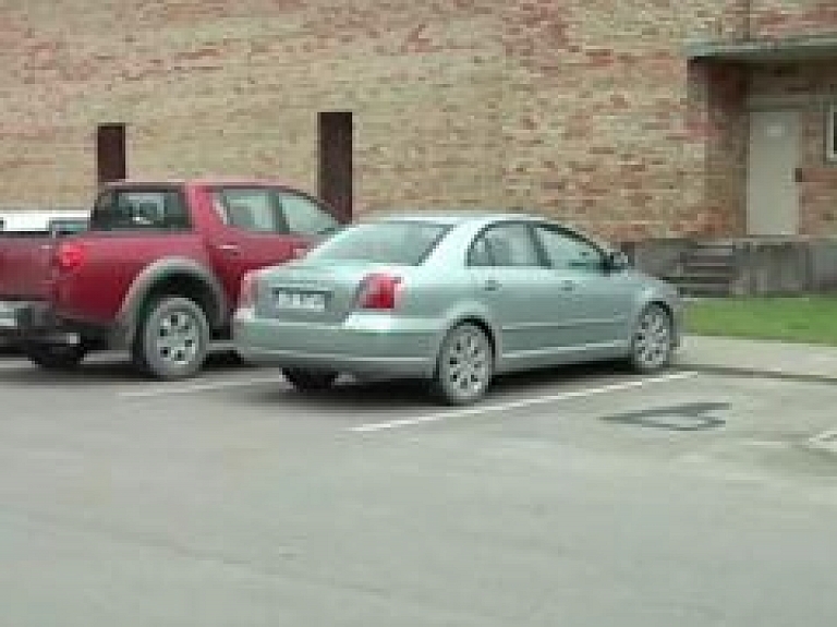 Burtnieku novadā pie pašvaldības ēkas likvidē invalīdu stāvvietu