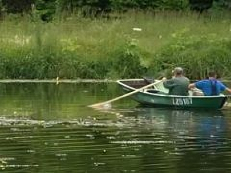 Meklē Šlokenbekas ezera piesārņotājus