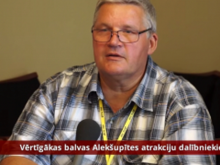 Skrundas TV: Dzīrēs Kuldīgā vērtīgākas balvas Alekšupītes atrakciju dalībniekiem