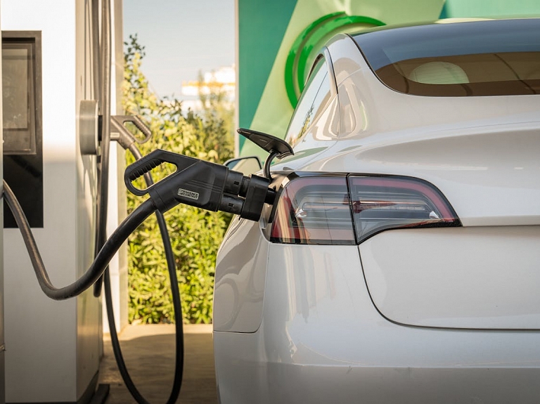 Kā izdevīgi iegādāties mazlietotu elektroauto