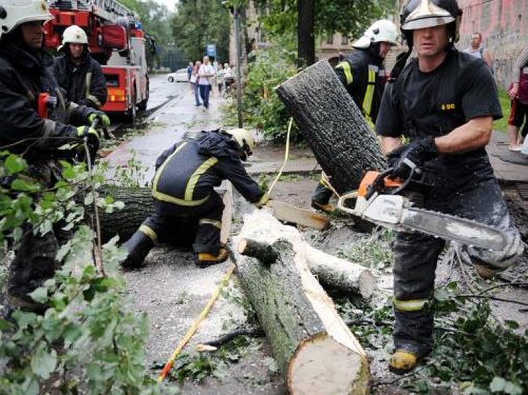 Vētra plosa Rīgu – simtiem nolauztu koku, bojāti īpašumi un applūdušas ielas; turpinās glābšanas darbi