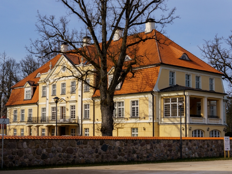 Mālpils muižas komplekss un parks 

