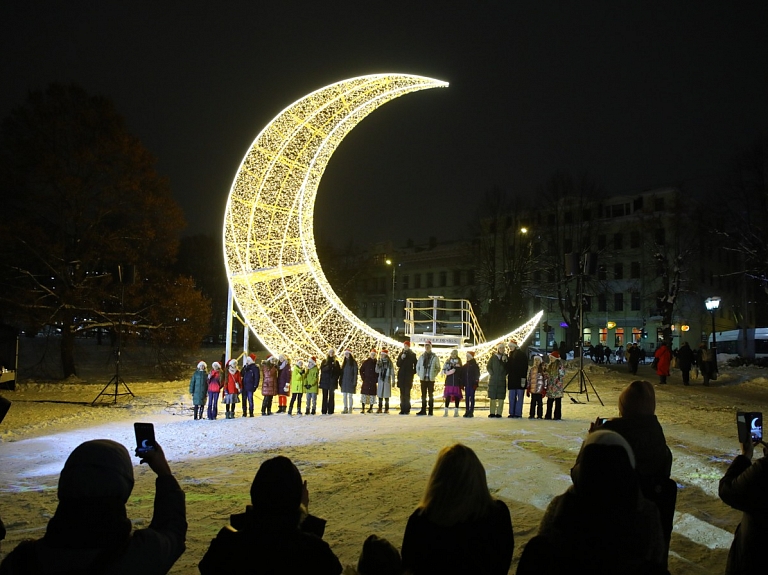 Rīgā atklāta lielākā Ziemassvētku gaismas taka Latvijā