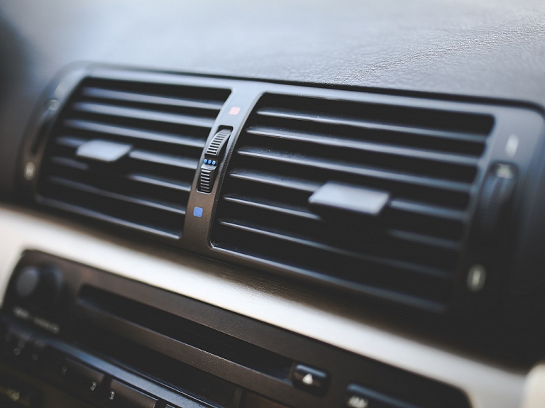 Ērta auto kondicionieru uzpilde Rīgā