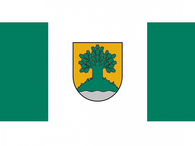 Apstiprināts Valmieras novada karogs