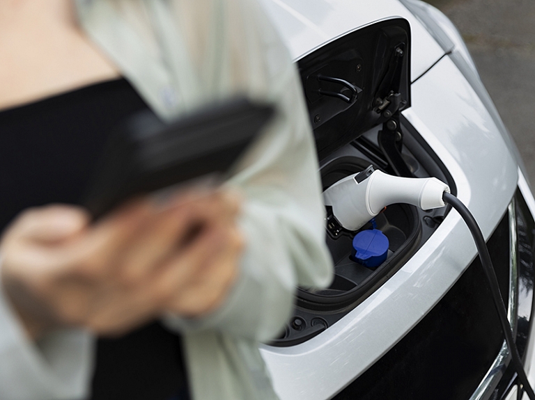 Kāpēc uzlādes staciju pieejamība ir galvenais faktors elektroauto izvēlē