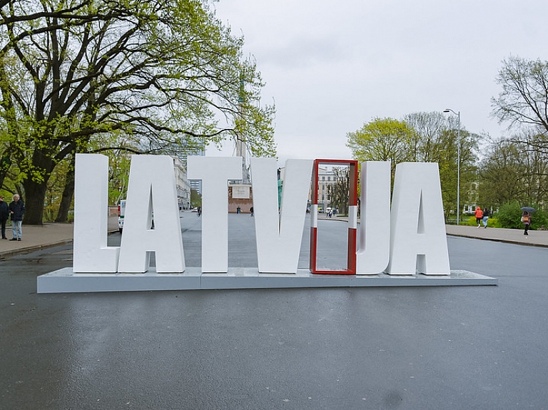 Par godu Neatkarības atjaunošanas dienai Rīga ietērpusies īpašā pilsētvides noformējumā