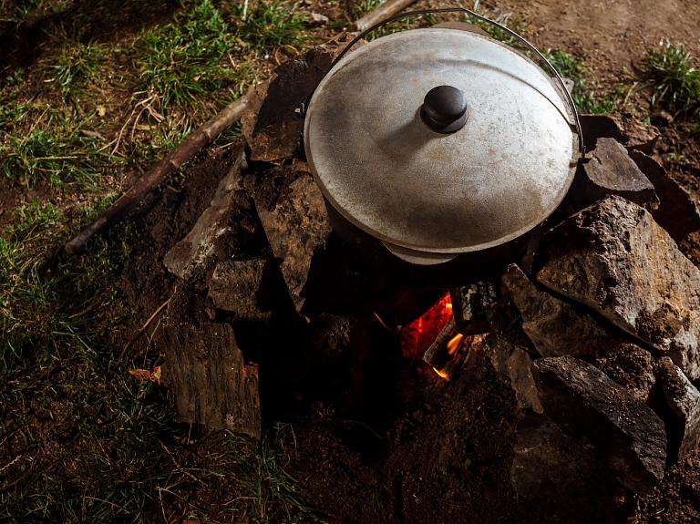 Kā pareizi un droši pagatavot Līgo svētku maltīti uz ugunskura? Praktiski padomi un receptes