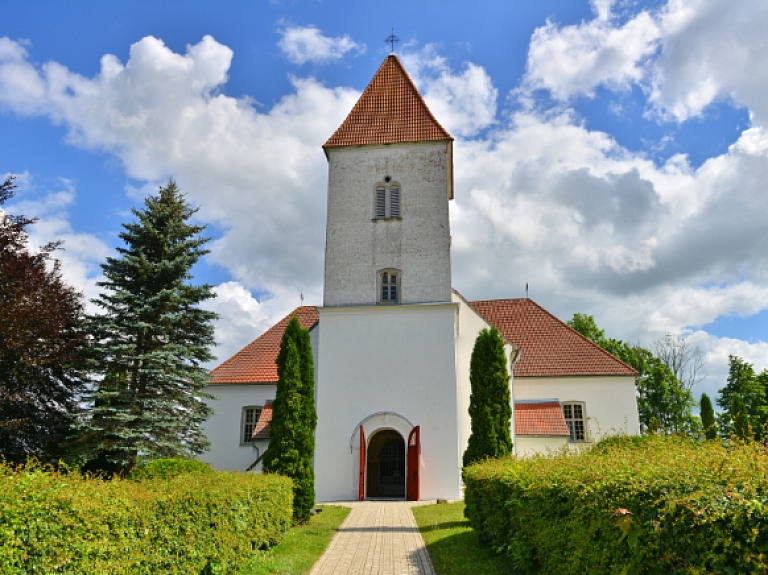 Alsungas Sv. Miķeļa Romas katoļu baznīca

