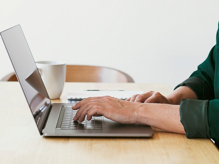 Iedzīvotāji visā Latvijā aicināti pieteikties bezmaksas digitālo prasmju mācībām – iespēja vēl līdz 30. aprīlim