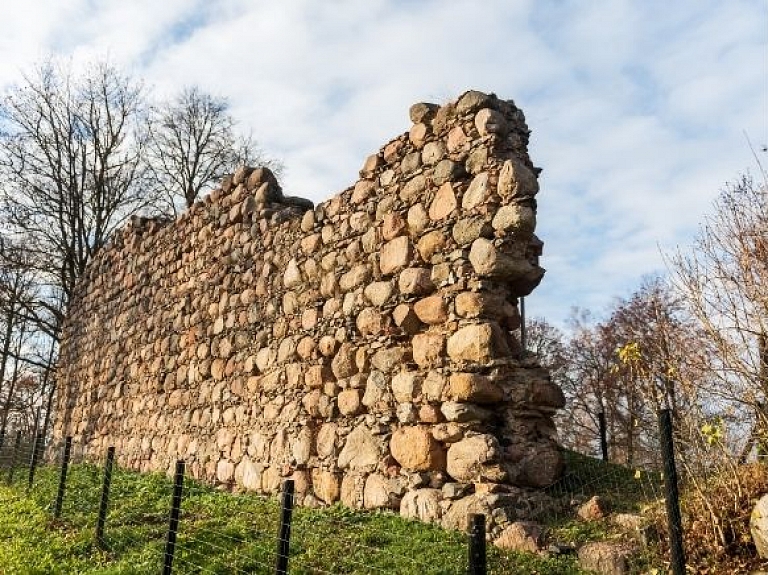 Durbes pilskalns

