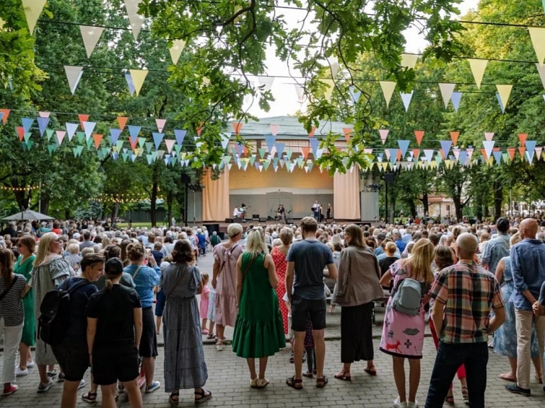 Apkaimju svētki, brīvdabas koncerti un citas vasaras kultūras aktivitātes Rīgā