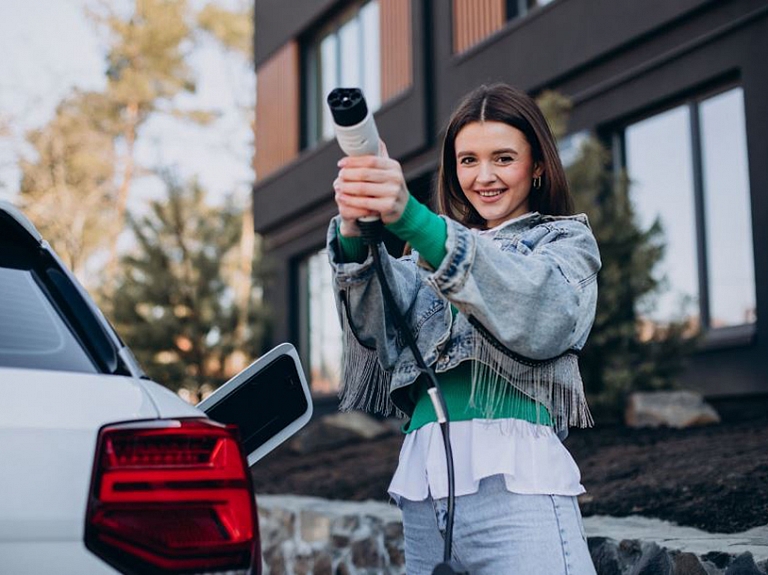 Jaunākās inovācijas elektroauto uzlādes stacijās: kas sagaidāms tuvākajos gados?