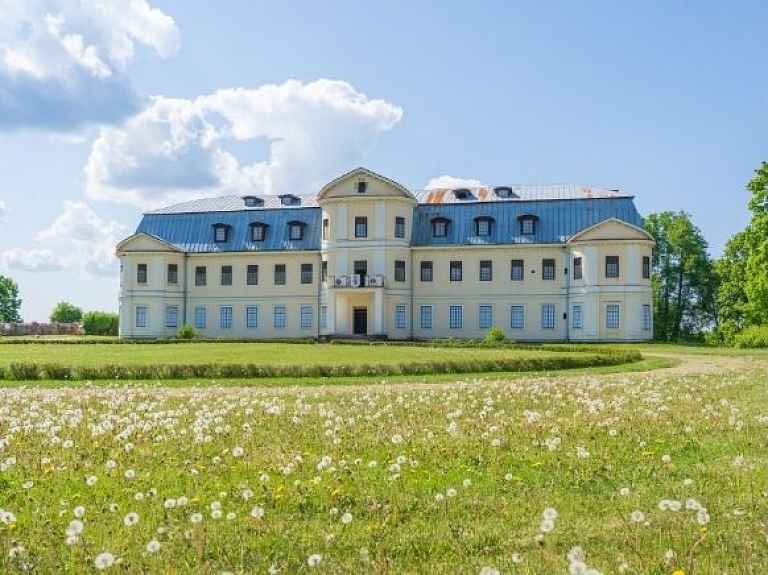 Grāfu Plāteru pils komplekss ar parku

