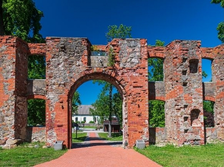 Grobiņas viduslaiku pils ar bastioniem

