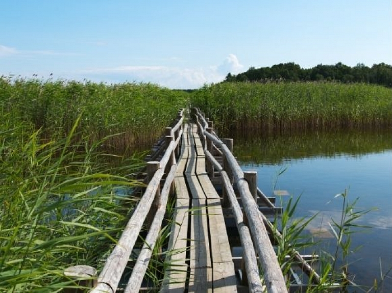 Kaņiera ezers, pilskalna taka, niedru laipa un putnu vērošanas torņi
