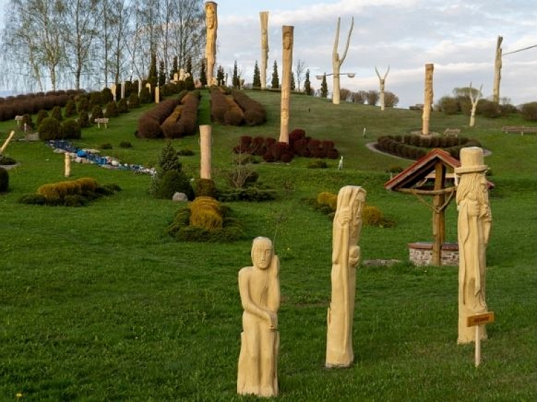 Koka skulptūru komplekss "Kristus karaļa kalns"