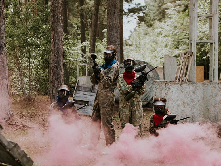 Mīti vs realitāte: kas tev jāzina pirms pirmās peintbola spēles 