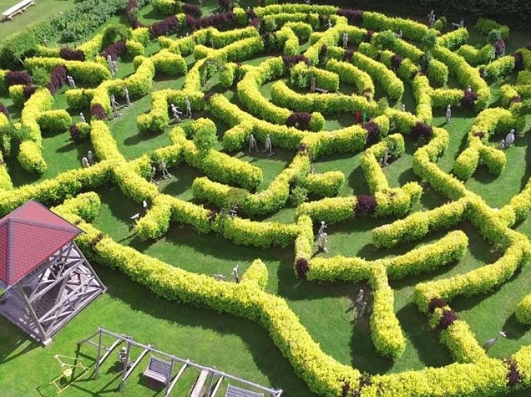 Beverīnas labirinti – brīvdabas koka skulptūru un atpūtas parks ikvienam