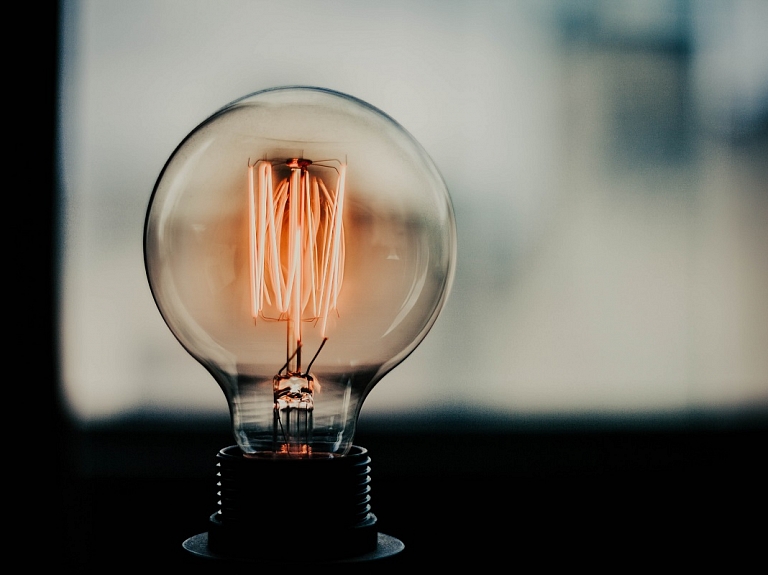 Kā uzņēmumā samazināt elektroenerģijas izmaksas?