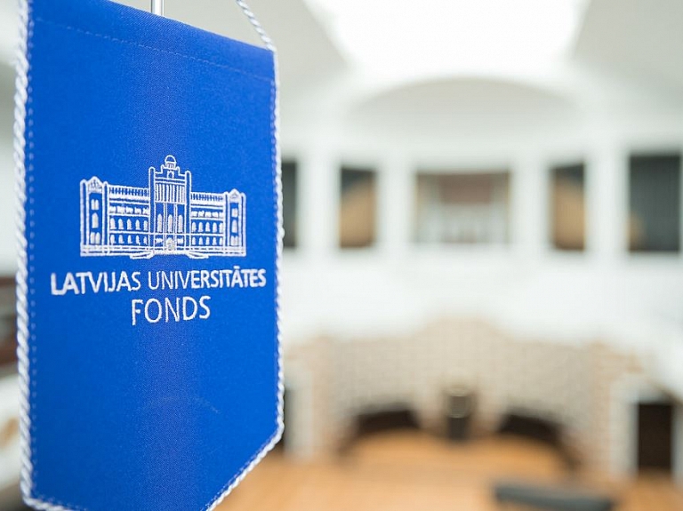 Aizputes vidusskolas absolvente saņem LU stipendiju
