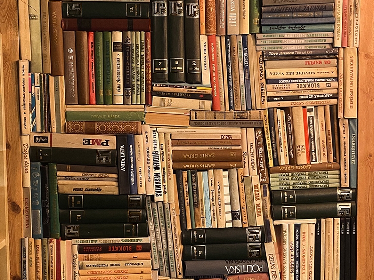 Ko iesākt ar grāmatām, kam plauktos vairs nav vietas?