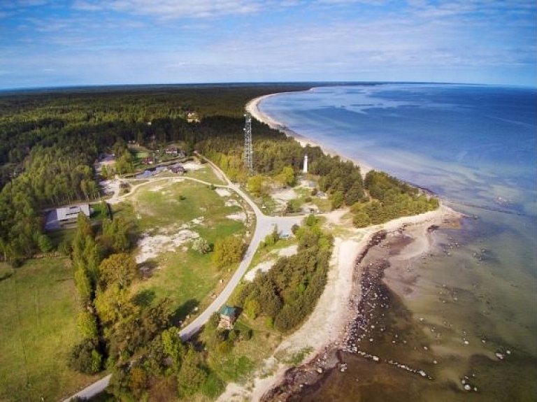 Akmeņainais Mērsraga zemes rags un smilšainā Mērsraga pludmale

