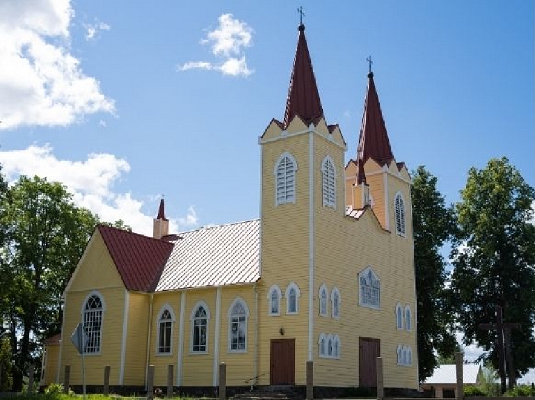 Pildas Sv. Pētera un Sv. Pāvila Romas katoļu baznīca

