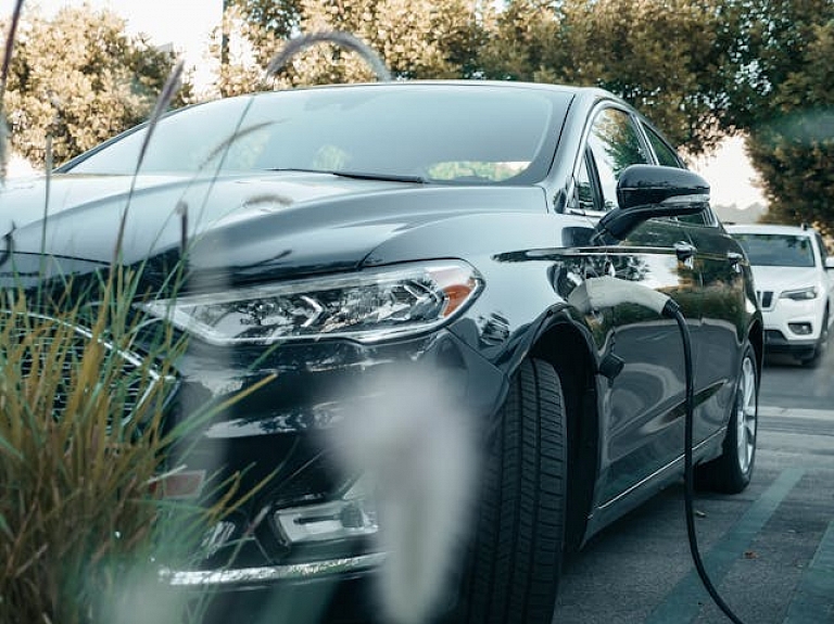 Plugin hibrīds vai elektroauto: ko labāk izvēlēties?
