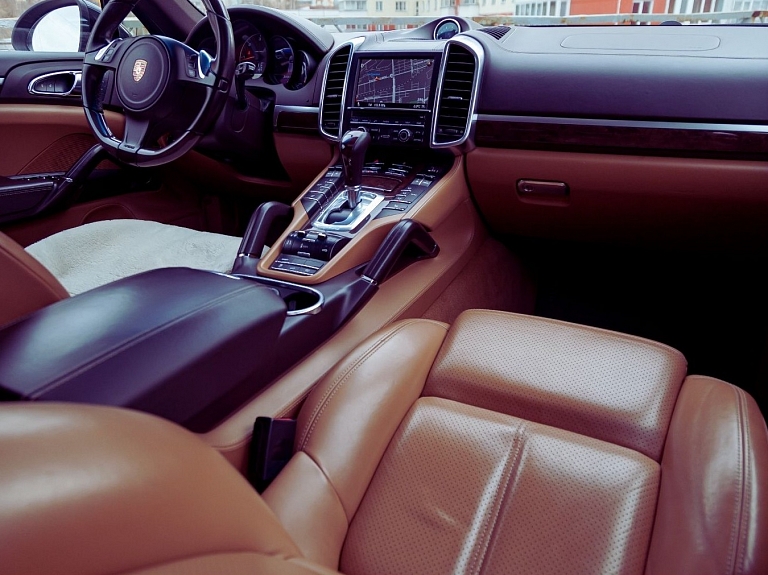 Kā vērtību saglabā mazlietoti Porsche un BMW auto