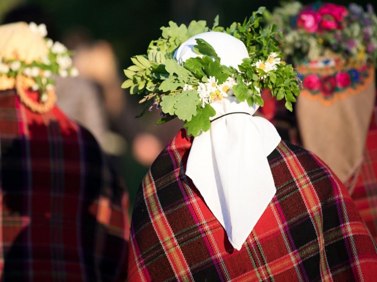 Izsludināta pretendentu pieteikšana Tradicionālās kultūras izcilības balvai folklorā