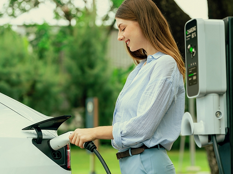 Elektroauto uzlādes cenas 2025. gadā: kā mainās tendences?