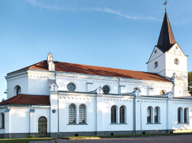 Sv. Jāņa Saldus Evaņģēliski luteriskās draudzes baznīca

